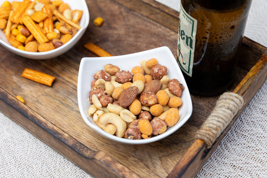 Griechischer Nussmix Salty mit Erdnüssen, Mandeln und Cashews, gewürzt und knusprig geröstet mit Sesam und Gewürzkruste – herzhafter Snack aus natürlichen Zutaten.